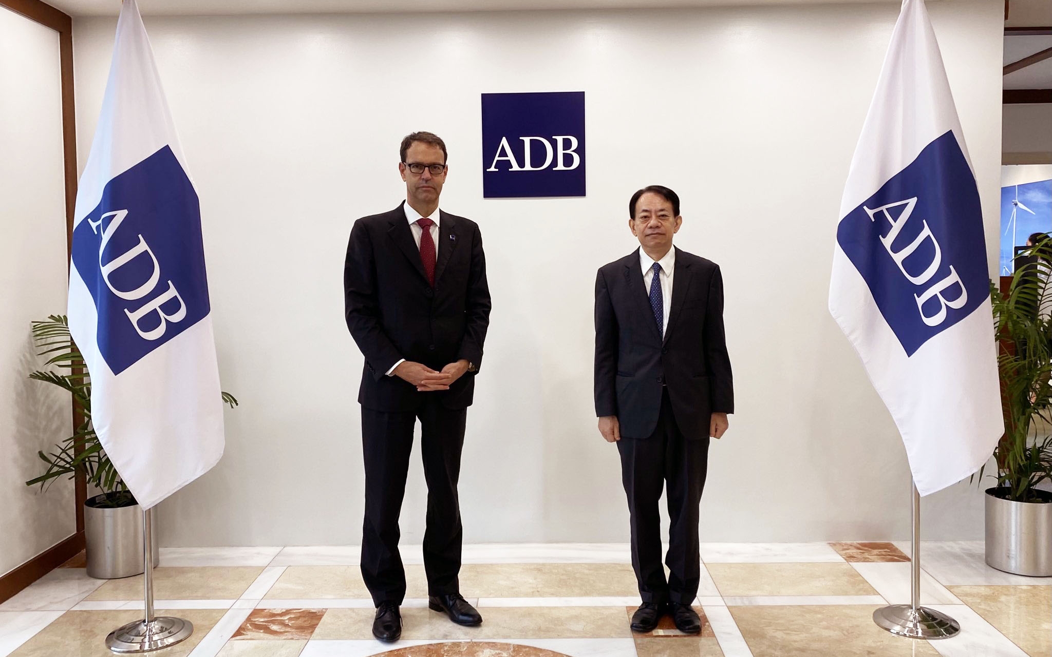Im Rahmen der Jahresversammlung der Asiatischen Entwicklungsbank (AsDB), welche im September 2022 in Manila, Philippinen stattgefunden hat, traf Botschafter Dominique Paravicini, Schweizer Gouverneur der AsDB, den AsDB Präsidenten Masatsugu Asakawa.